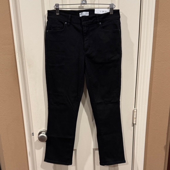 NWT- LOFT “Curvy Kick Crop” Black Jeans.
Sz 8 - Picture 2 of 12
